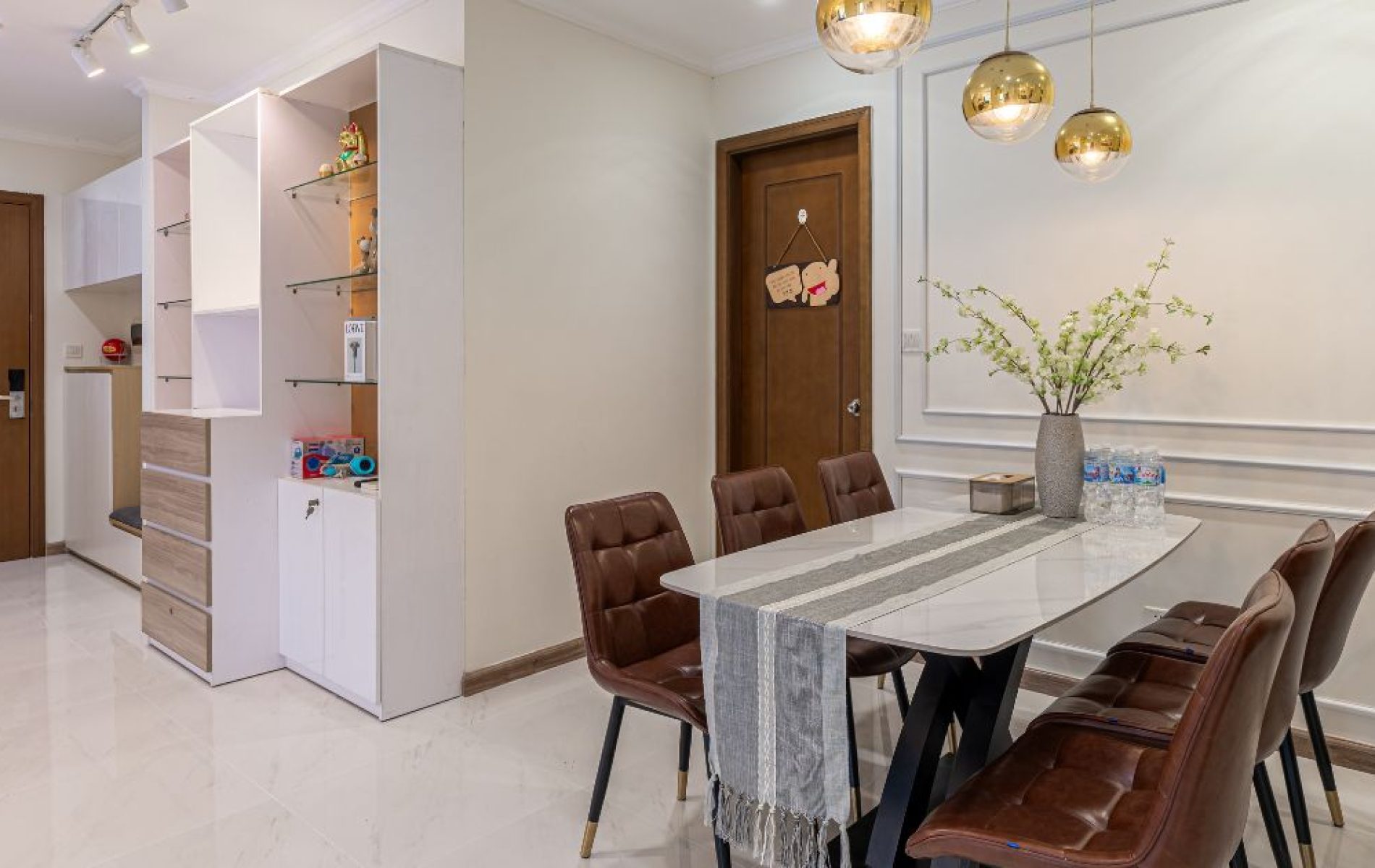 hinh phong khach can vinhome central park 3 phong ngu - ananbooking - airbnbvinhomes.com (4)