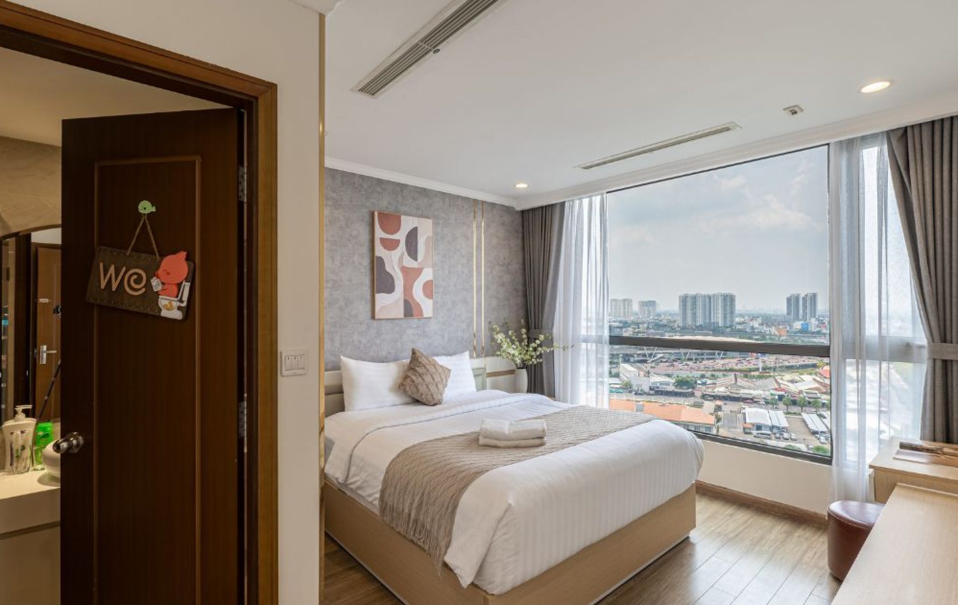 hinh phong ngu can vinhome central park 3 phong ngu - ananbooking - airbnbvinhomes.com (2)