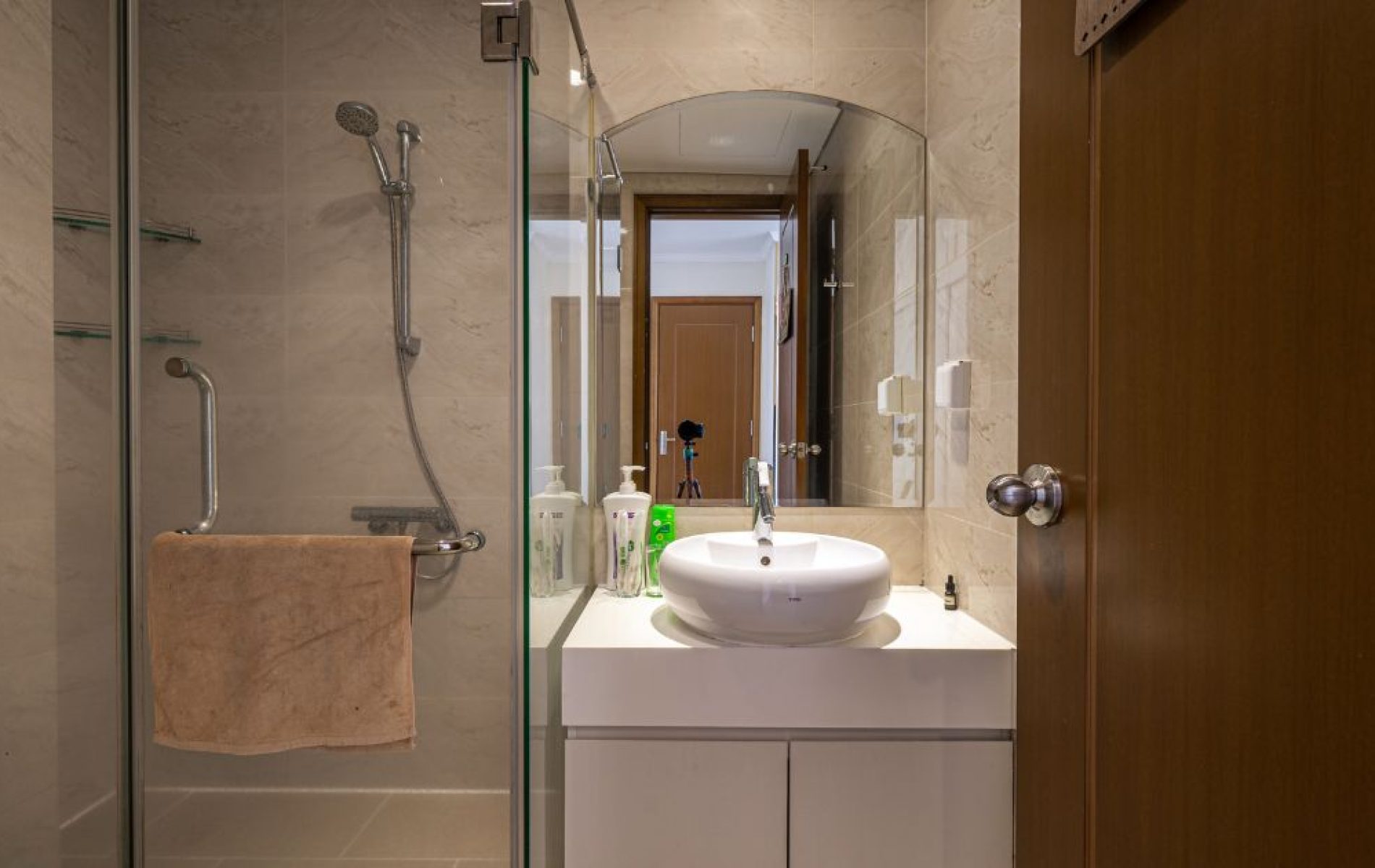 hinh phong toilet can vinhome central park 3 phong ngu - ananbooking - airbnbvinhomes.com