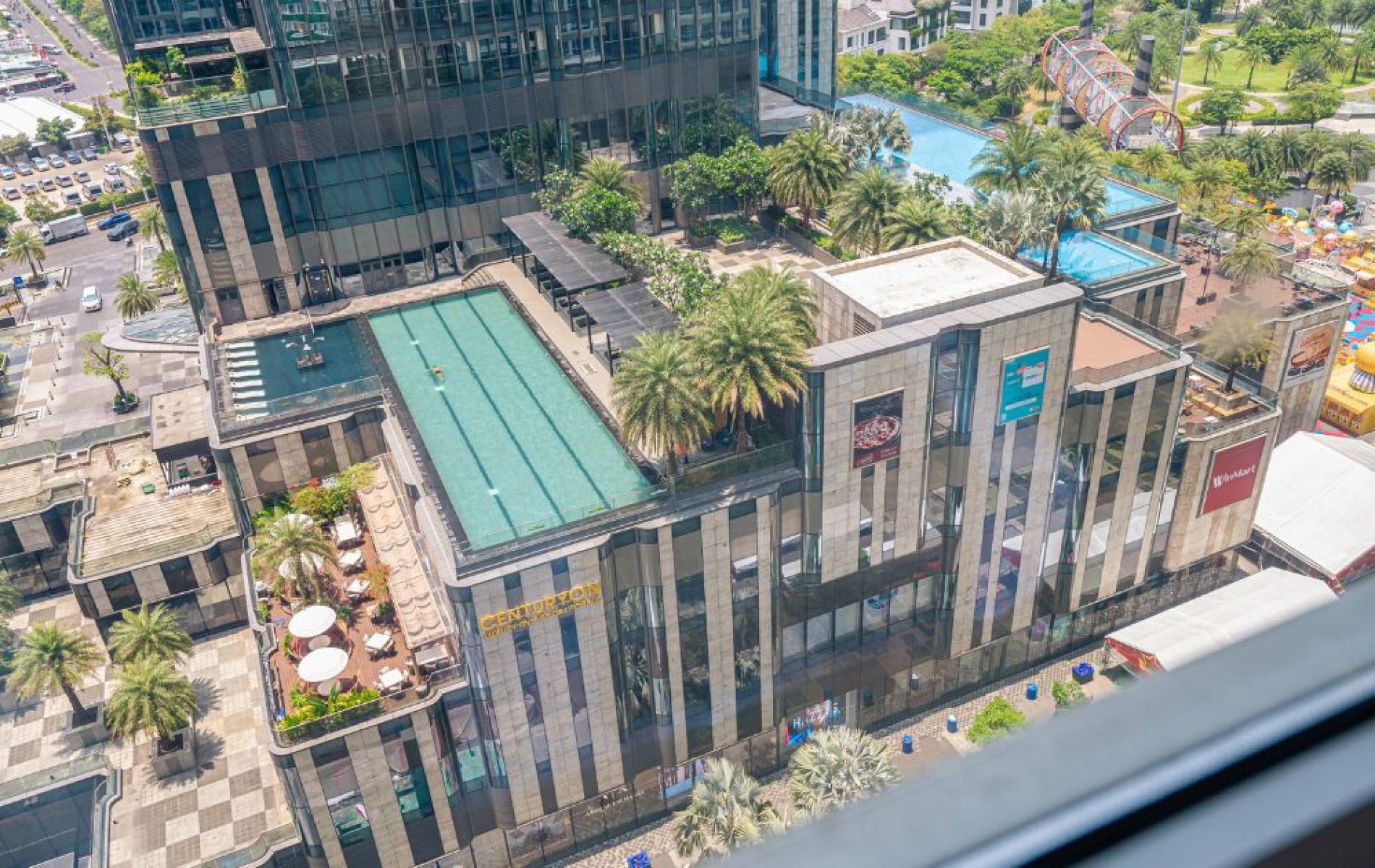 hinh view ban cong can vinhome central park 3 phong ngu - ananbooking - airbnbvinhomes.com
